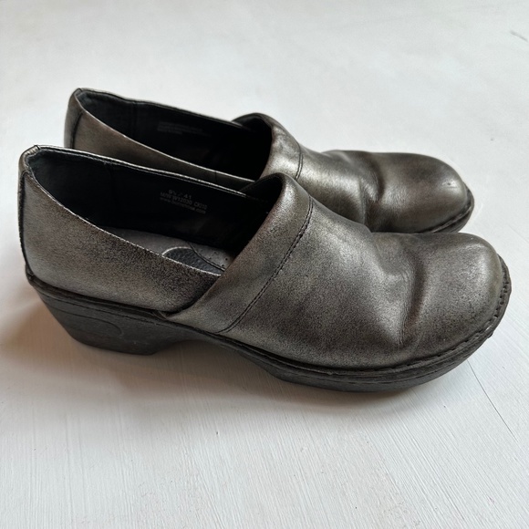 BORN Pewter Silver Metallic Slip On Clogs - Picture 1 of 6